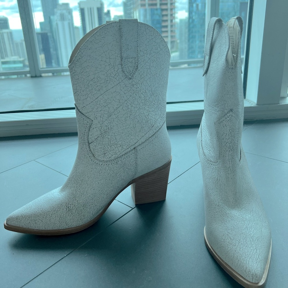 Cowgirl Boots White Leather Ankle Boots NEW size 7.5 COACHELLA